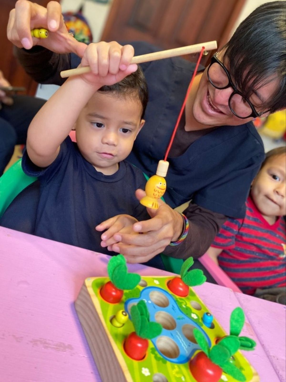 Terapeuta de UPA jugando con un niño