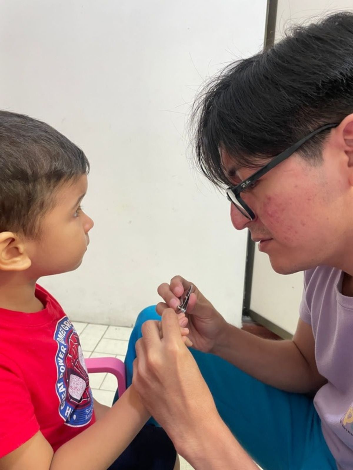 Terapeuta conectando con un niño frente a frente